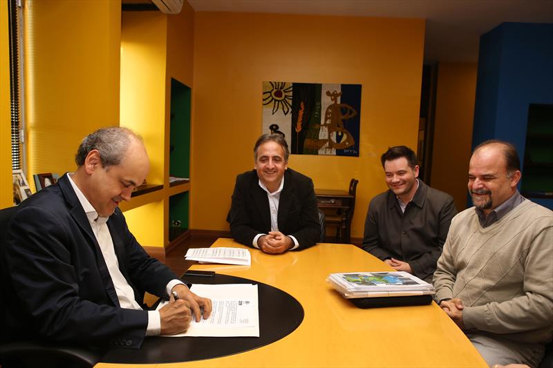 Prefeito Gustavo Fruet encaminha projeto de leii que proibe tração animal na cidade.
Curitiba, 01/06/2015
Foto: Cesar Brustolin/SMCS