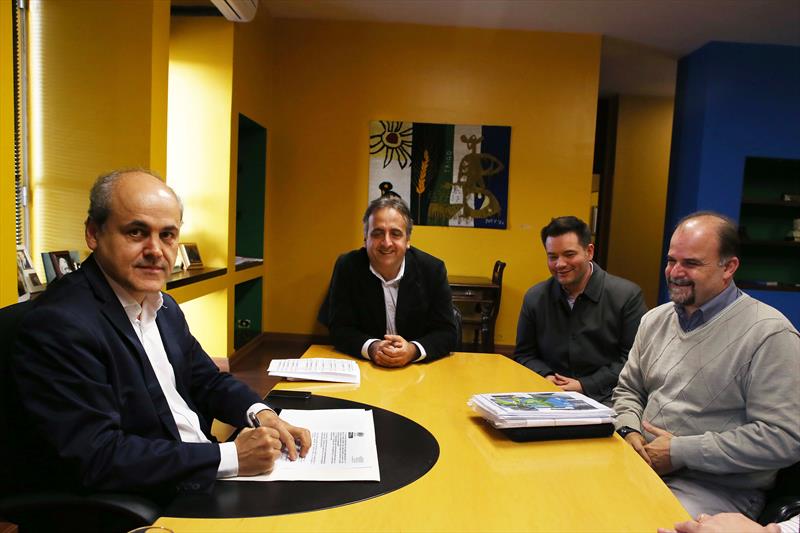 Prefeito Gustavo Fruet encaminha projeto de leii que proibe tração animal na cidade.
Curitiba, 01/06/2015
Foto: Cesar Brustolin/SMCS