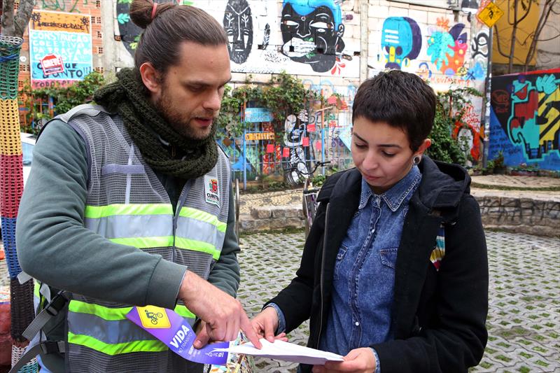 Campanha Vida no Transito na Praça de Bolso na rua São Francisco. -Na imagem, Carolina Vieira Colaço.
Curitiba, 15/06/2015
Foto:Cesar Brustolin/SMCS 