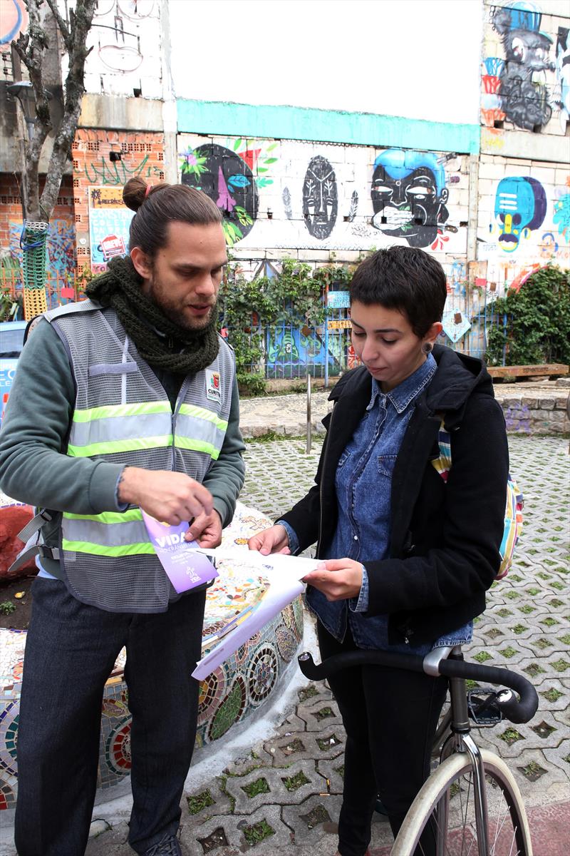 Campanha Vida no Transito na Praça de Bolso na rua São Francisco. -Na imagem, Carolina Vieira Colaço.
Curitiba, 15/06/2015
Foto:Cesar Brustolin/SMCS 