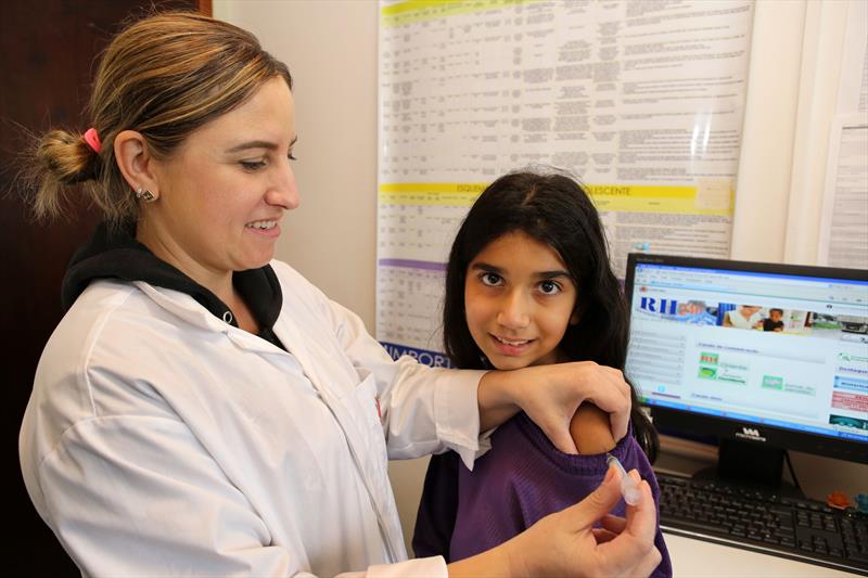 Jaqueline Slisinski de 10 anos recebe vacina de HPV na US Santa Efigênia, no bairro Barreirinha,
Curitiba, 21/05/2015
Foto:Cesar Brustolin/SMCS