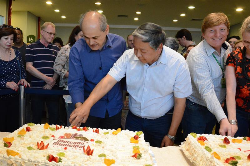 Mercado Municipal completou 57 anos neste sabado, e comemorou com banda Lira e corte de bolo.01/08/2015
Foto: Levy Ferreira