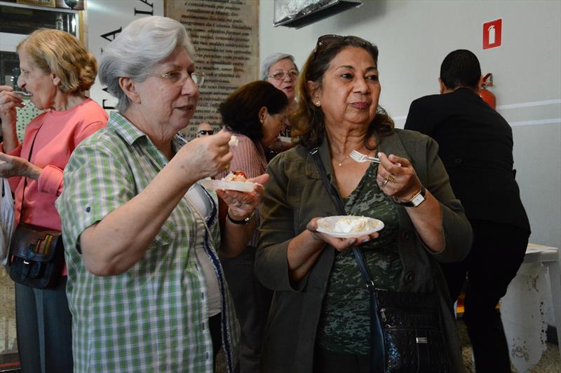 Mercado Municipal completou 57 anos neste sabado, e comemorou com banda Lira e corte de bolo.01/08/2015
Foto: Levy Ferreira