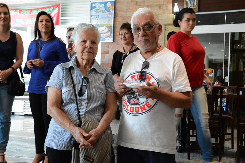 Mercado Municipal completou 57 anos neste sabado, e comemorou com banda Lira e corte de bolo. Imagem Doroti e Dirceu Beniche 01/08/2015
Foto: Levy Ferreira