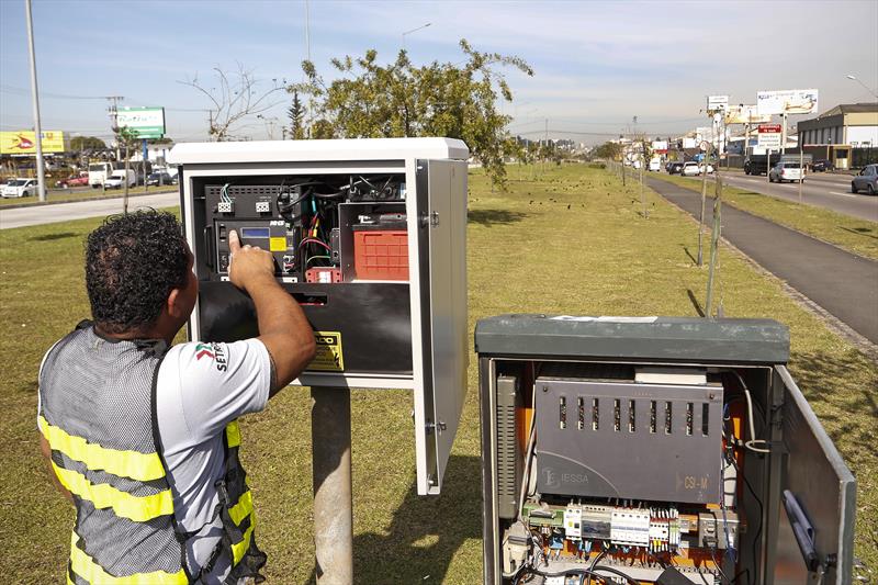 A Prefeitura de Curitiba iniciou em julho a instalação de no-breaks em 30 cruzamentos da cidade, o que evitará o desligamento de semáforos por falta de energia.
Foto: Luiz Costa/SMCS