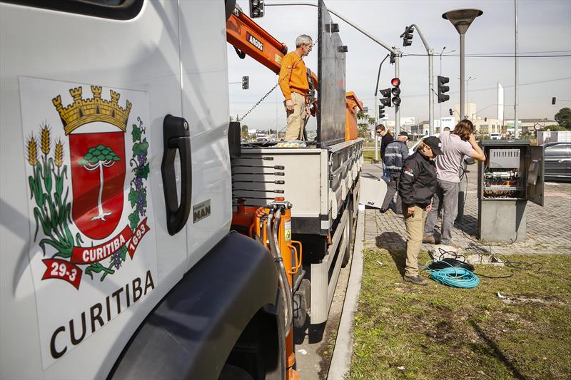 A Prefeitura de Curitiba iniciou em julho a instalação de no-breaks em 30 cruzamentos da cidade, o que evitará o desligamento de semáforos por falta de energia.
Foto: Luiz Costa/SMCS