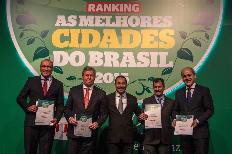 O prefeito Gustavo Fruet recebeu, na noite desta quinta-feira (17), o prêmio de Melhor Cidade do Brasil, atribuído a Curitiba em estudo que analisou 5.565 municípios.
Curitiba, 17/09/2015 - 
Foto: Maurilio Cheli/SMCS