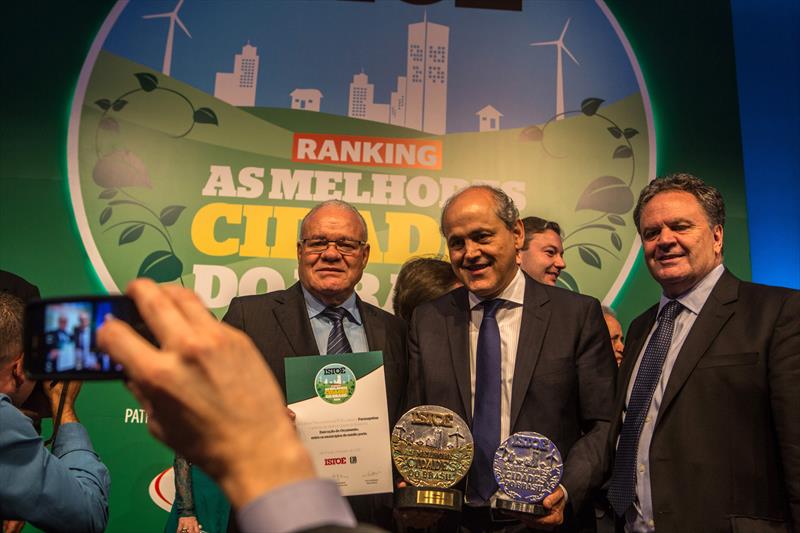 O prefeito Gustavo Fruet recebeu, na noite desta quinta-feira (17), o prêmio de Melhor Cidade do Brasil, atribuído a Curitiba em estudo que analisou 5.565 municípios.
Curitiba, 17/09/2015 - 
Foto: Maurilio Cheli/SMCS