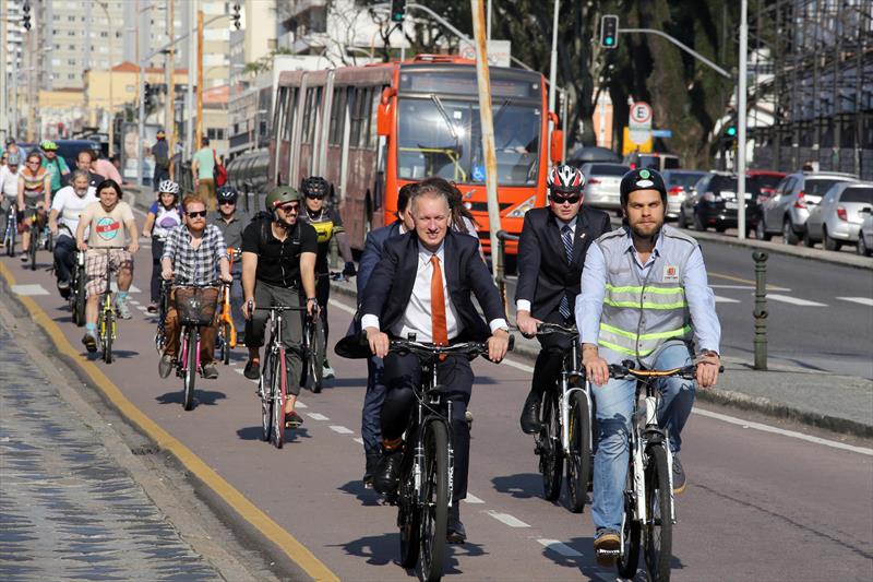 Holandeses andam de bicicleta na Via Calma da 7 de Setembro.
Curitiba, 18/09/2015 - 
Foto: Cesar Brustolin/SMCS 