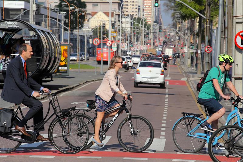 Holandeses andam de bicicleta na Via Calma da 7 de Setembro.
 - Na imagem, Maya Van der Berg.
Curitiba, 18/09/2015 - 
Foto: Cesar Brustolin/SMCS 