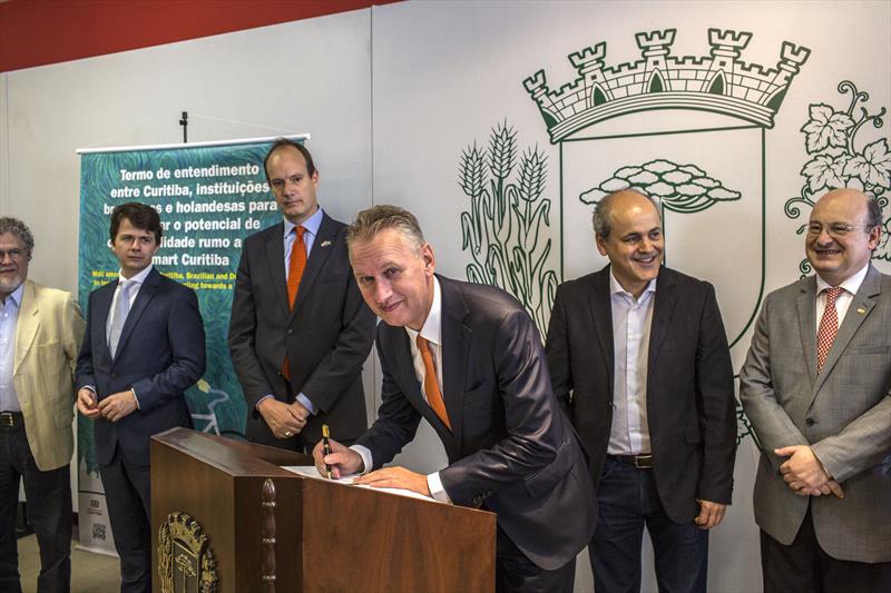 A Prefeitura de Curitiba formalizou nesta sexta-feira (18) uma cooperação com instituições holandesas e brasileiras para aumentar o potencial de ciclomobilidade na cidade.
Curitiba, 18/09/2015 - 
Foto: Maurilio Cheli/SMCS