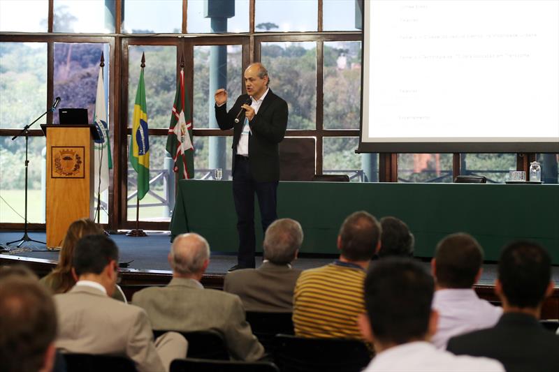 Congresso Franco-Brasileiro, no Salão de Atos do Parque Barigui.
-Na imagem, prefeito Gustavo Fruet.
Curitiba, 18/09/2015 - 
Foto:Cesar Brustolin/SMCS