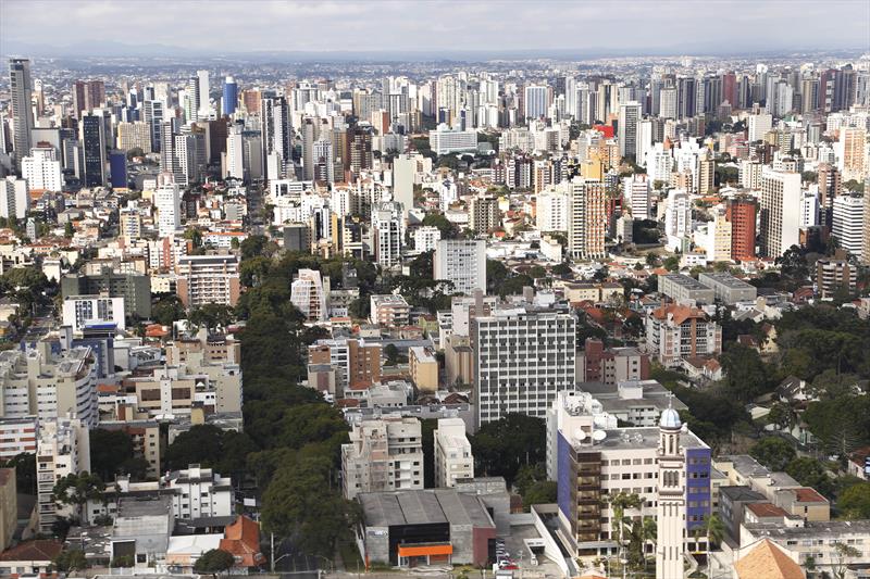 O Plano prevê ainda criação dos centros de bairros, novos eixos de transporte e de adensamento e o conceito de habitação social.
Curitiba aérea.
07/2015
Foto: Luiz Costa/SMCS
