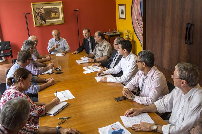 O prefeito Gustavo Fruet reuniu-se nesta segunda-feira (14) com o secretariado do Município para uma última análise do texto do novo Plano Diretor de Curitiba.
Foto: Maurilio Cheli/SMCS