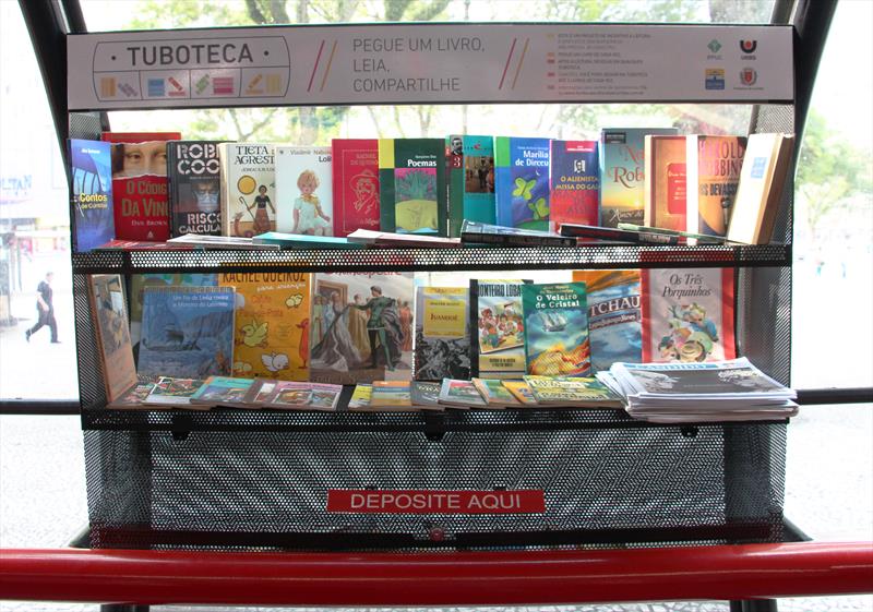 Sistema de empréstimo de livros nas estações-tubo recebe premiação internacional de design.
Foto: Divulgação