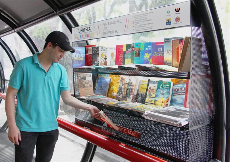 Sistema de empréstimo de livros nas estações-tubo recebe premiação internacional de design.
Foto: Lucilia Guimarães