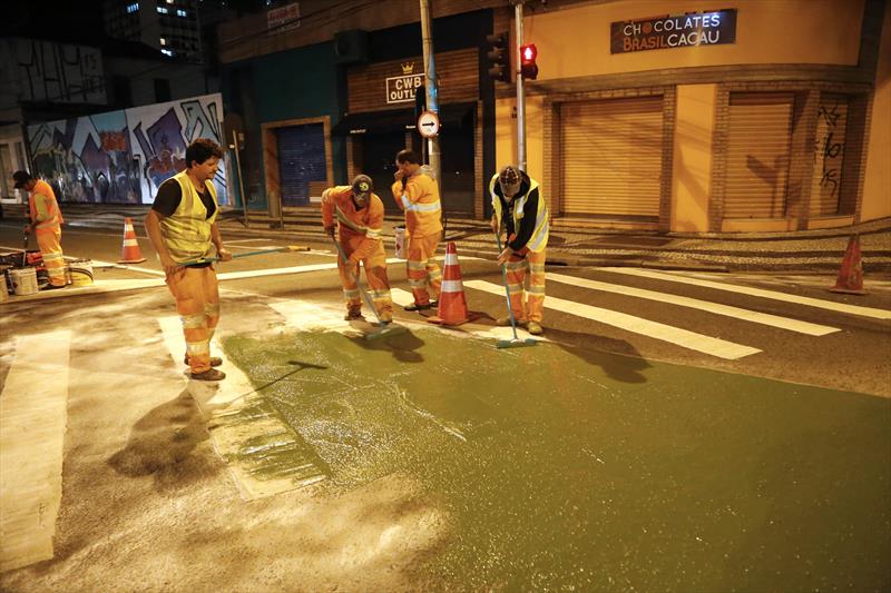 A Prefeitura de Curitiba começou nesta semana a implantação das calçadas verdes em cinco cruzamentos, dentro da chamada Área Calma, que possui limite de velocidade para veículos fixada em 40 km/hora.
Curitiba 01/03/2016 - 
Foto: Luiz Costa/SMCS