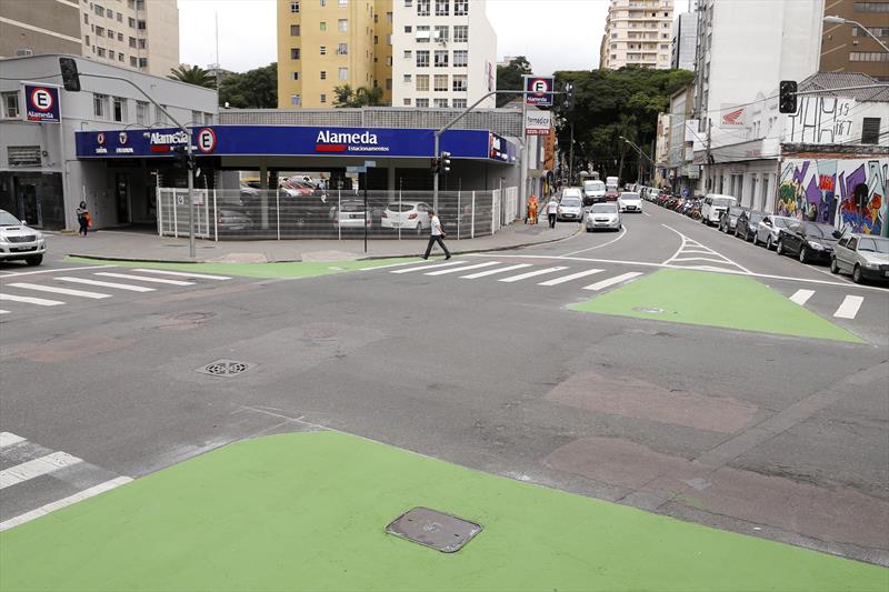 A Prefeitura de Curitiba começou nesta semana a implantação das calçadas verdes em cinco cruzamentos, dentro da chamada Área Calma, que possui limite de velocidade para veículos fixada em 40 km/hora.
Curitiba, 02/03/2016 - 
Foto: Luiz Costa/SMCS
