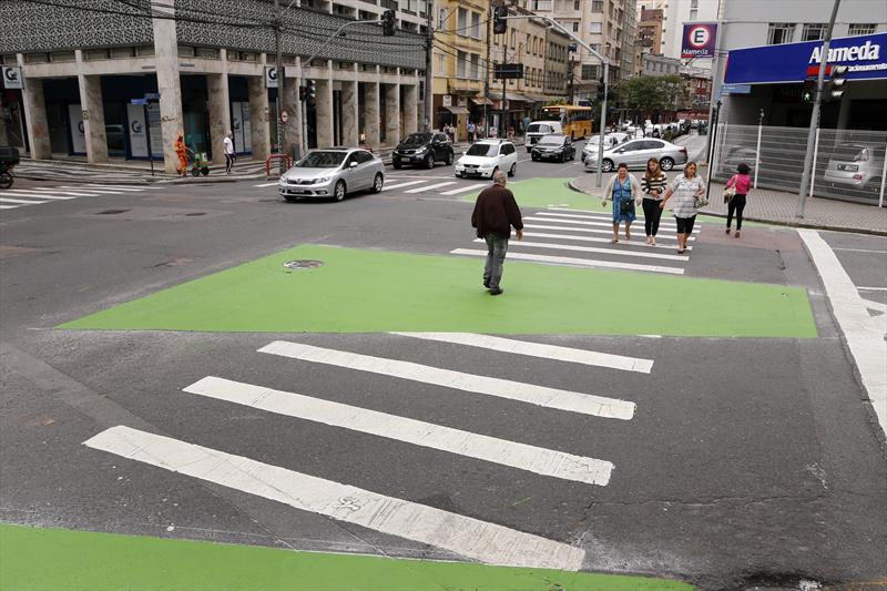 A Prefeitura de Curitiba começou nesta semana a implantação das calçadas verdes em cinco cruzamentos, dentro da chamada Área Calma, que possui limite de velocidade para veículos fixada em 40 km/hora.
Curitiba, 02/03/2016 - 
Foto: Luiz Costa/SMCS