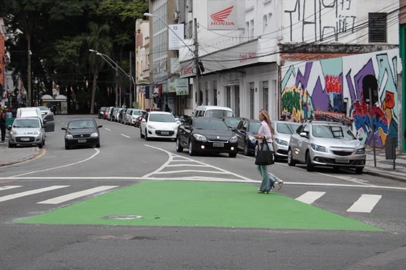 A Prefeitura de Curitiba começou nesta semana a implantação das calçadas verdes em cinco cruzamentos, dentro da chamada Área Calma, que possui limite de velocidade para veículos fixada em 40 km/hora.
Foto: Lucilia Guimarães/IPPUC