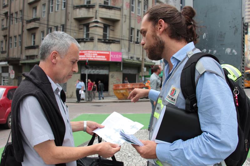 técnicos da Setran e do Ippuc estão distribuindo folhetos explicativos nos cinco cruzamentos com o propósito de orientar a população.
Foto: Lucilia Guimarães/IPPUC