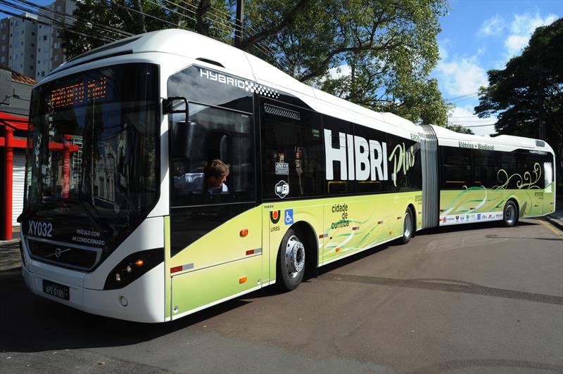 O primeiro ônibus híbrido articulado em operação regular na América Latina começa a circular na próxima semana na linha Interbairros II, em Curitiba.
Foto: Everson Bressan/SMCS