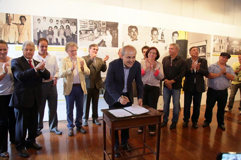 O prefeito Gustavo Fruet sancionou nesta segunda-feira (21) a Lei de Proteção do Patrimônio Cultural de Curitiba.
Foto: Cido Marques/FCC