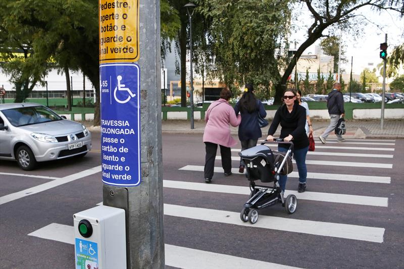 Pessoas com deficiência que moram em Curitiba e que não tenham isenção no transporte coletivo já podem fazer o Cartão Respeito, que amplia o tempo de travessia em 31 cruzamentos da cidade.
Foto:Cesar Brustolin/SMCS (arquivo)