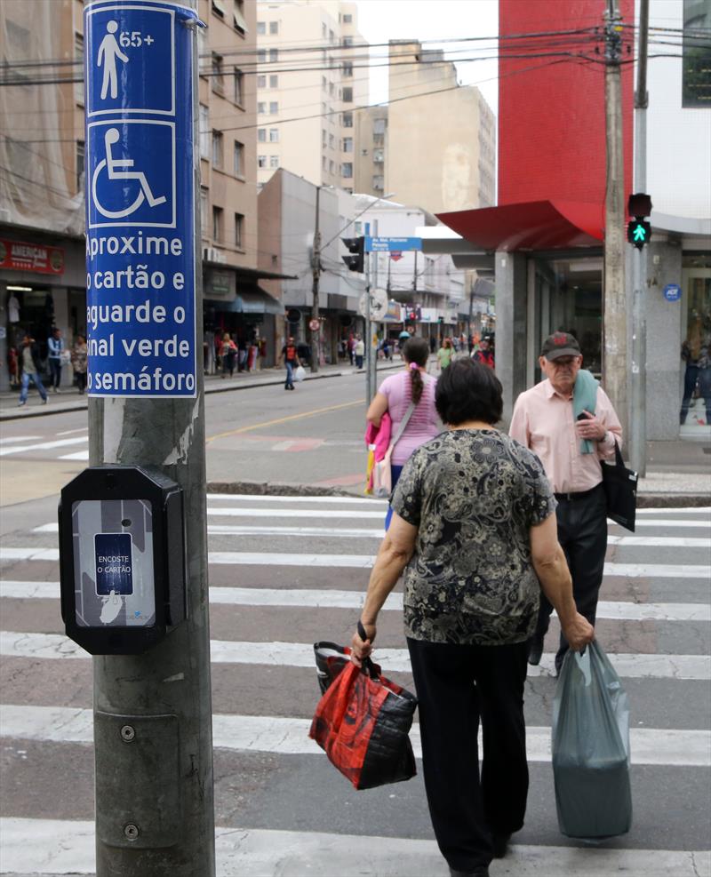 Pessoas com deficiência que moram em Curitiba e que não tenham isenção no transporte coletivo já podem fazer o Cartão Respeito, que amplia o tempo de travessia em 31 cruzamentos da cidade.
Foto: Cesar Brustolin/SMCS