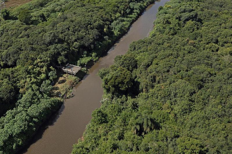 Curitiba ganhou desde 2013 três vezes mais áreas de conservação do que nos 20 anos anteriores.
 - Na imagem, vista aérea da reserva do Bugio. 
Foto: Jaelson Lucas/SMCS