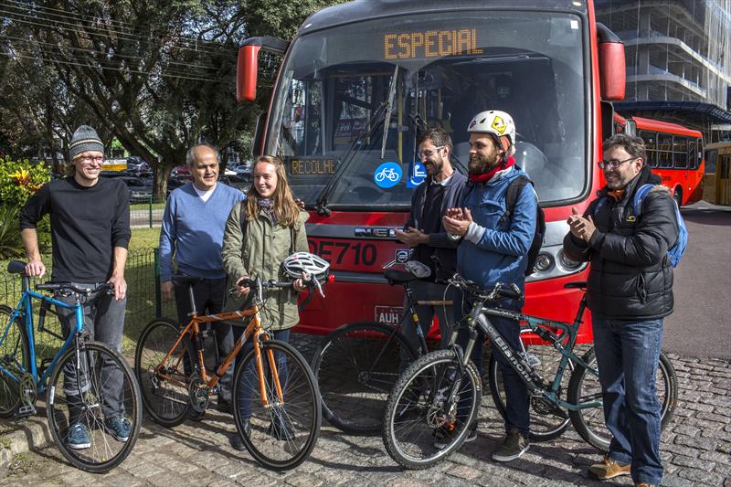 Os ciclistas de Curitiba passam a contar, a partir desta sexta-feira (10), com a possibilidade de embarcar sua bicicleta em um ônibus da linha Centenário/Campo Comprido.
Curitiba, 10/06/2016 - 
Foto: Maurilio Cheli/SMCS