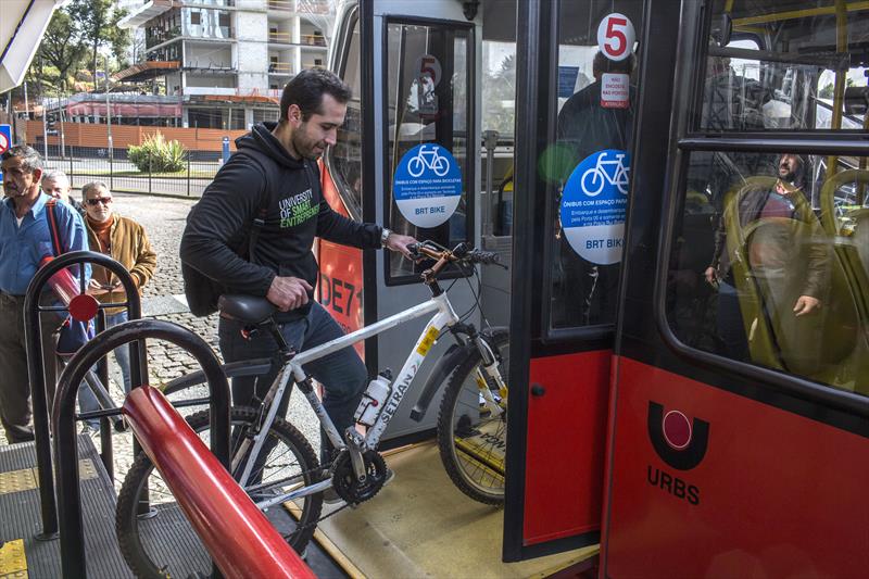 Os ciclistas de Curitiba passam a contar, a partir desta sexta-feira (10), com a possibilidade de embarcar sua bicicleta em um ônibus da linha Centenário/Campo Comprido.
Curitiba, 10/06/2016 - 
Foto: Maurilio Cheli/SMCS