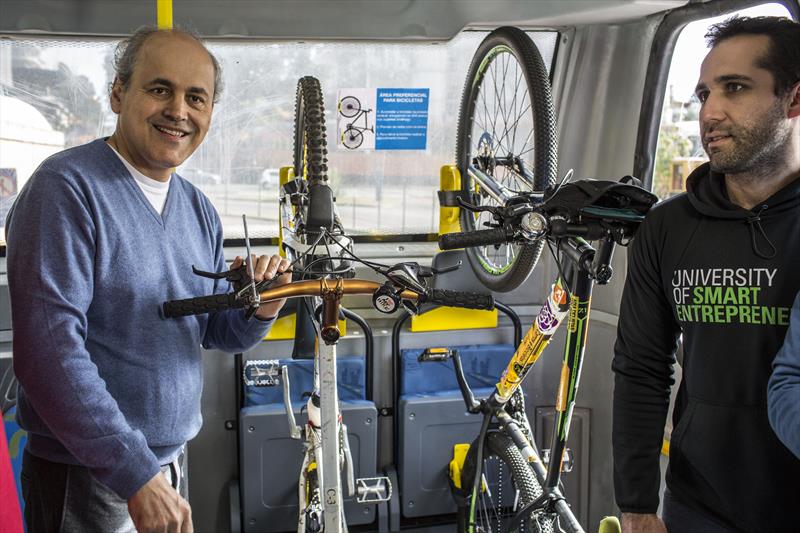 Os ciclistas de Curitiba passam a contar, a partir desta sexta-feira (10), com a possibilidade de embarcar sua bicicleta em um ônibus da linha Centenário/Campo Comprido.
Curitiba, 10/06/2016 - 
Foto: Maurilio Cheli/SMCS