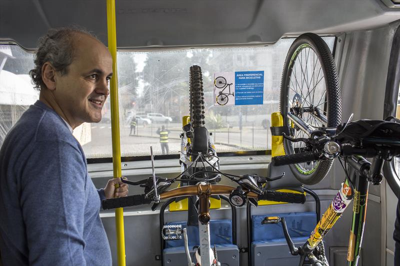 Os ciclistas de Curitiba passam a contar, a partir desta sexta-feira (10), com a possibilidade de embarcar sua bicicleta em um ônibus da linha Centenário/Campo Comprido.
Curitiba, 10/06/2016 - 
Foto: Maurilio Cheli/SMCS