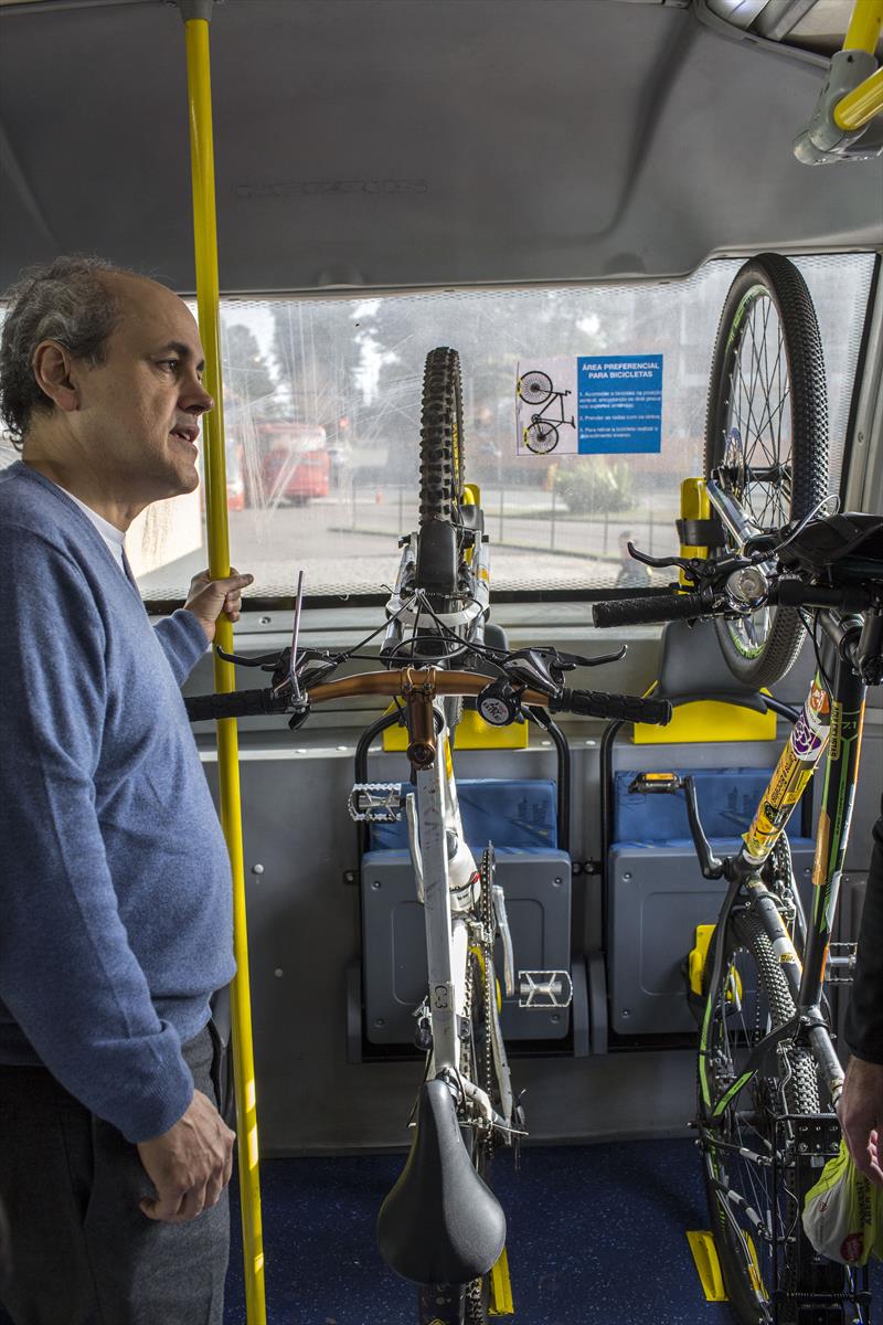 Os ciclistas de Curitiba passam a contar, a partir desta sexta-feira (10), com a possibilidade de embarcar sua bicicleta em um ônibus da linha Centenário/Campo Comprido.
Curitiba, 10/06/2016 - 
Foto: Maurilio Cheli/SMCS