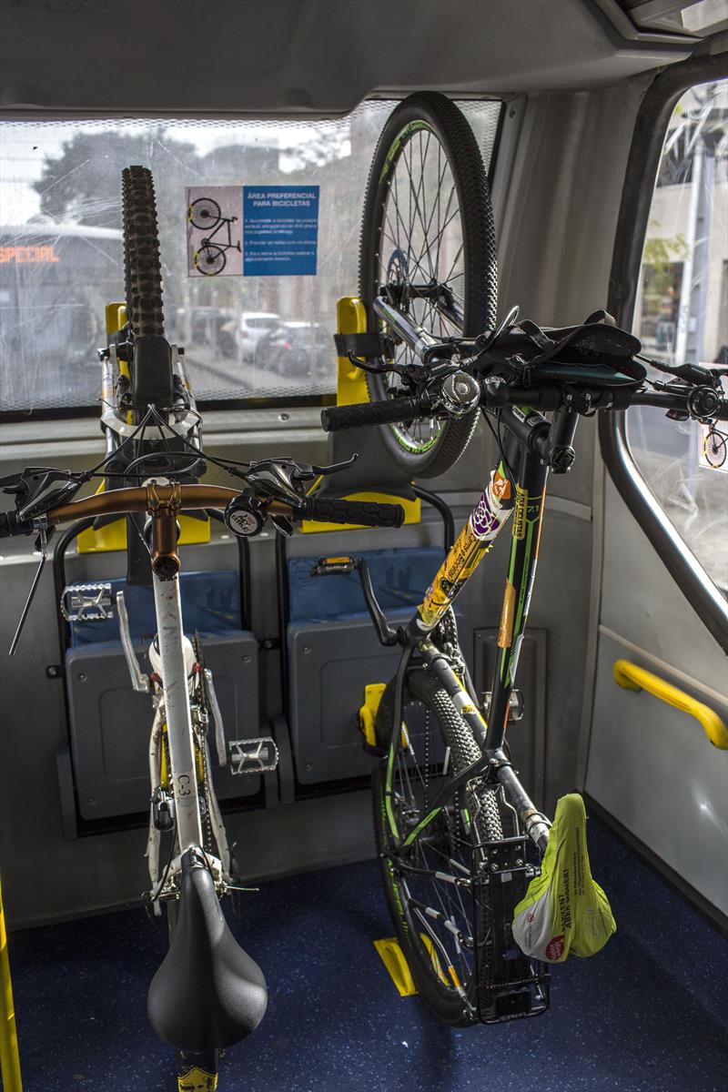Os ciclistas de Curitiba passam a contar, a partir desta sexta-feira (10), com a possibilidade de embarcar sua bicicleta em um ônibus da linha Centenário/Campo Comprido.
Curitiba, 10/06/2016 - 
Foto: Maurilio Cheli/SMCS