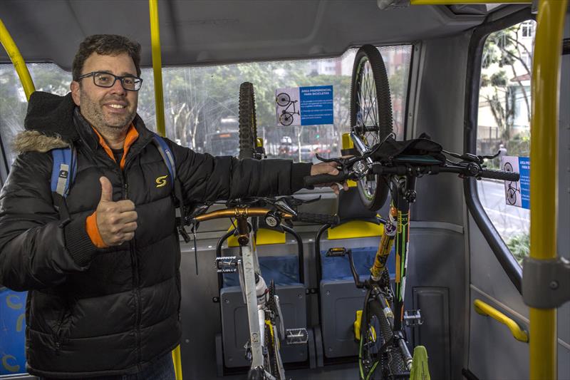 Os ciclistas de Curitiba passam a contar, a partir desta sexta-feira (10), com a possibilidade de embarcar sua bicicleta em um ônibus da linha Centenário/Campo Comprido.
Curitiba, 10/06/2016 - 
Foto: Maurilio Cheli/SMCS