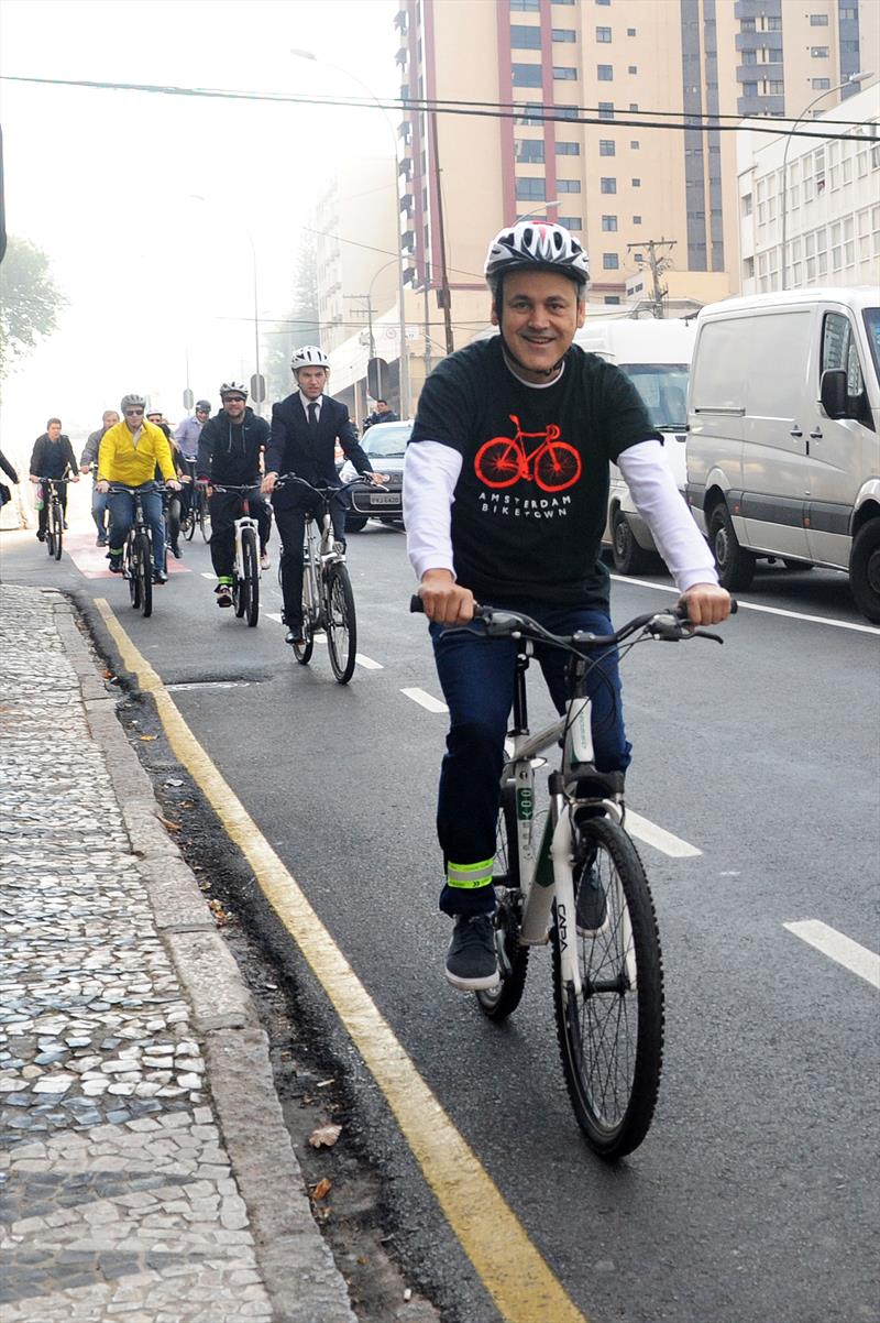 Uma pedalada com a participação do prefeito Gustavo Fruet marcou nesta sexta-feira (17) a entrega da obra da segunda Via Calma de Curitiba, implantada nas avenidas João Gualberto e Paraná.
Curitiba, 17/06/2016 - 
Foto: Everson Bressan/SMCS
