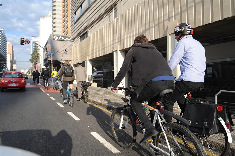 Uma pedalada com a participação do prefeito Gustavo Fruet marcou nesta sexta-feira (17) a entrega da obra da segunda Via Calma de Curitiba, implantada nas avenidas João Gualberto e Paraná.
Curitiba, 17/06/2016 - 
Foto: Everson Bressan/SMCS