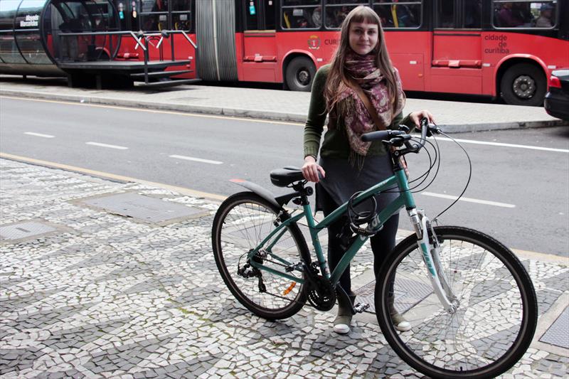 A extensão da estrutura cicloviária de Curitiba já aumentou 71,4% desde 2013 e deve dobrar até o fim deste ano. 
 - Na imagem, Giulia Amandit.
Foto: Lucilia Guimarães/IPPUC