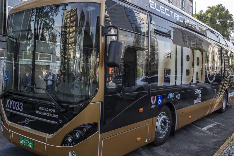 A partir do dia 18 de julho, a linha Juvevê/Água Verde passará a contar com o primeiro ônibus híbrido elétrico com tecnologia plug in a entrar em operação na América Latina.
Curitiba, 29/06/2017 - 
Foto: Maurilio Cheli/SMCS