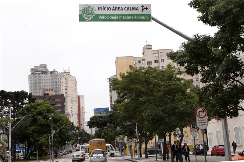 Um ano depois de implantar a Área Calma, o perímetro que limita em 40km/h a velocidade máxima na região central de Curitiba, os números de atendimentos e de registros de acidentes tiveram redução expressiva em relação ao período anterior.
Foto: Luiz Costa/SMCS
