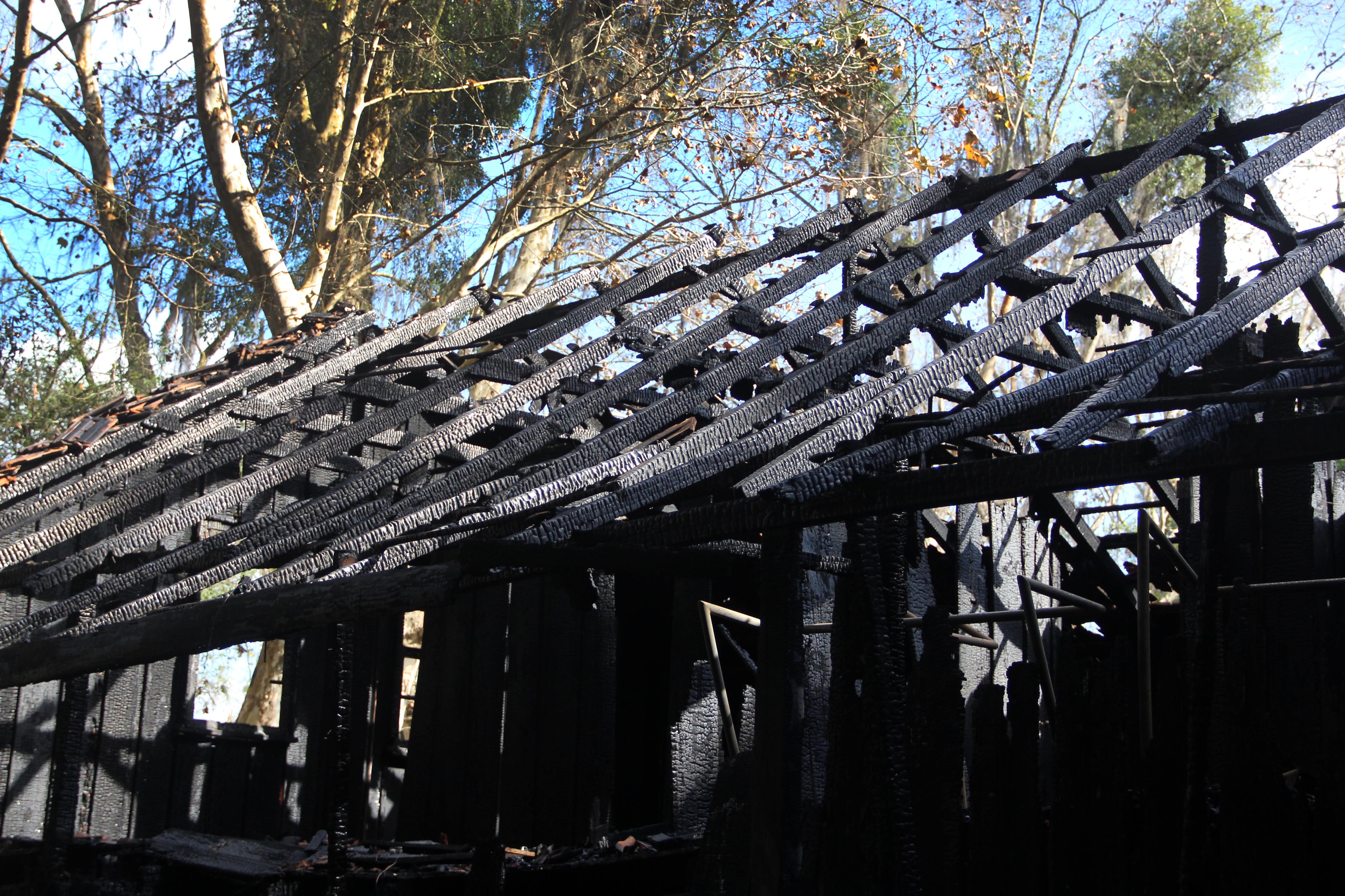 Casa Erbo Stenzel é destruída por incêndio na madrugada, Curitiba e  Região, Notícias