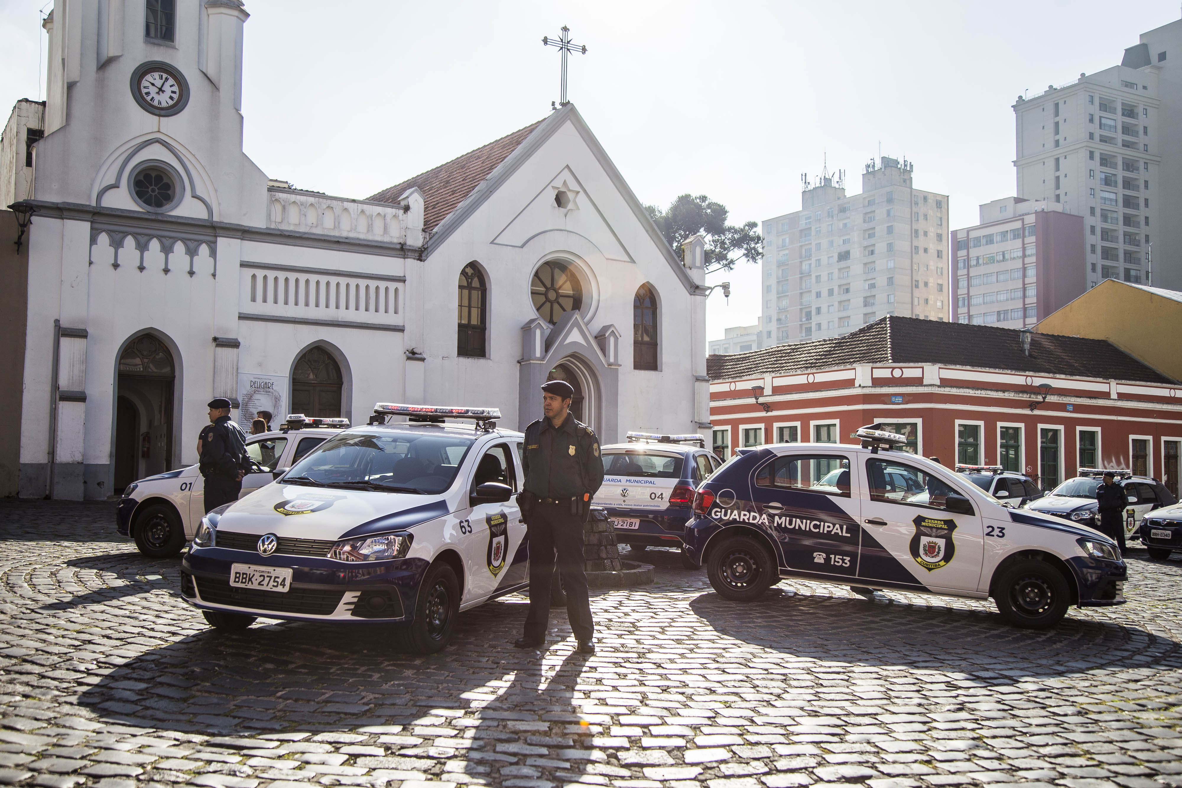 Guardas municipais acabam com disputa de corrida entre carros de luxo -  Prefeitura de Curitiba