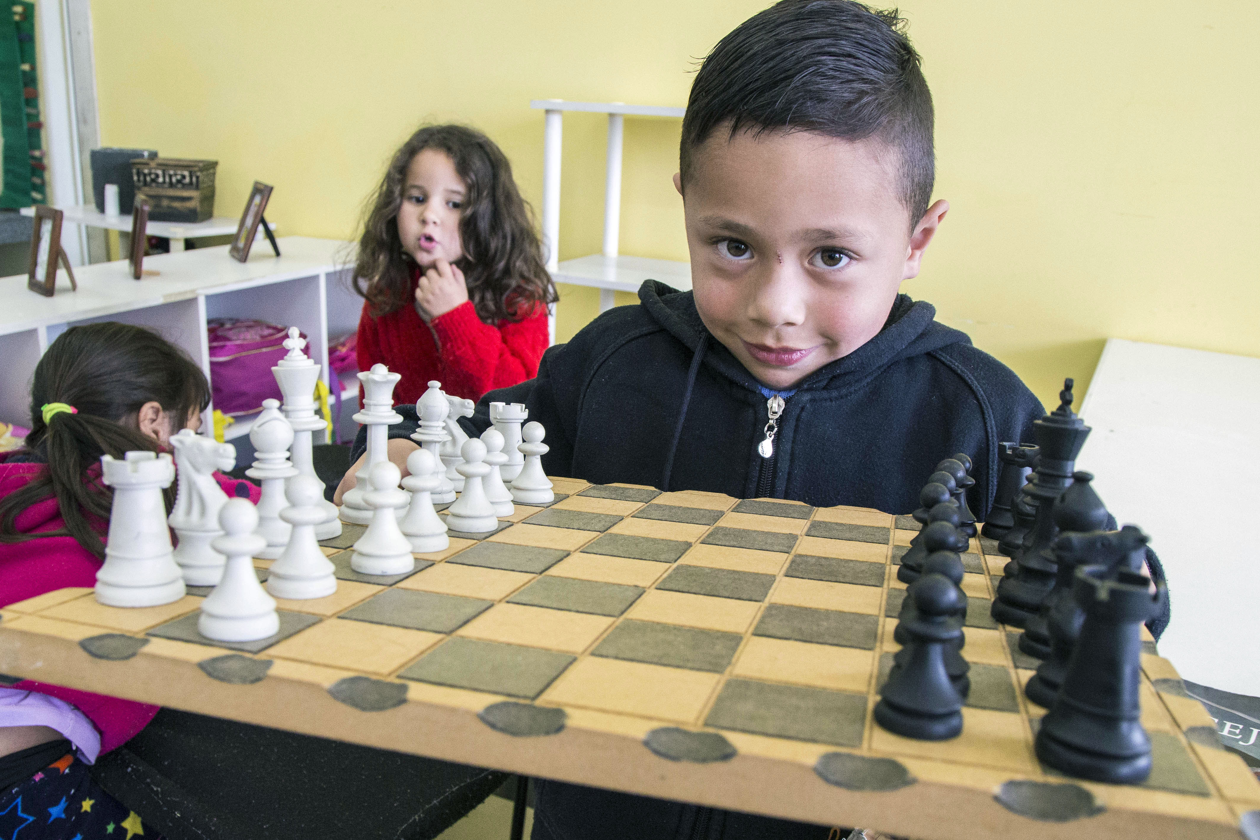 Pequena Criança De 5 Anos Jogando Xadrez No Grande Xadrez