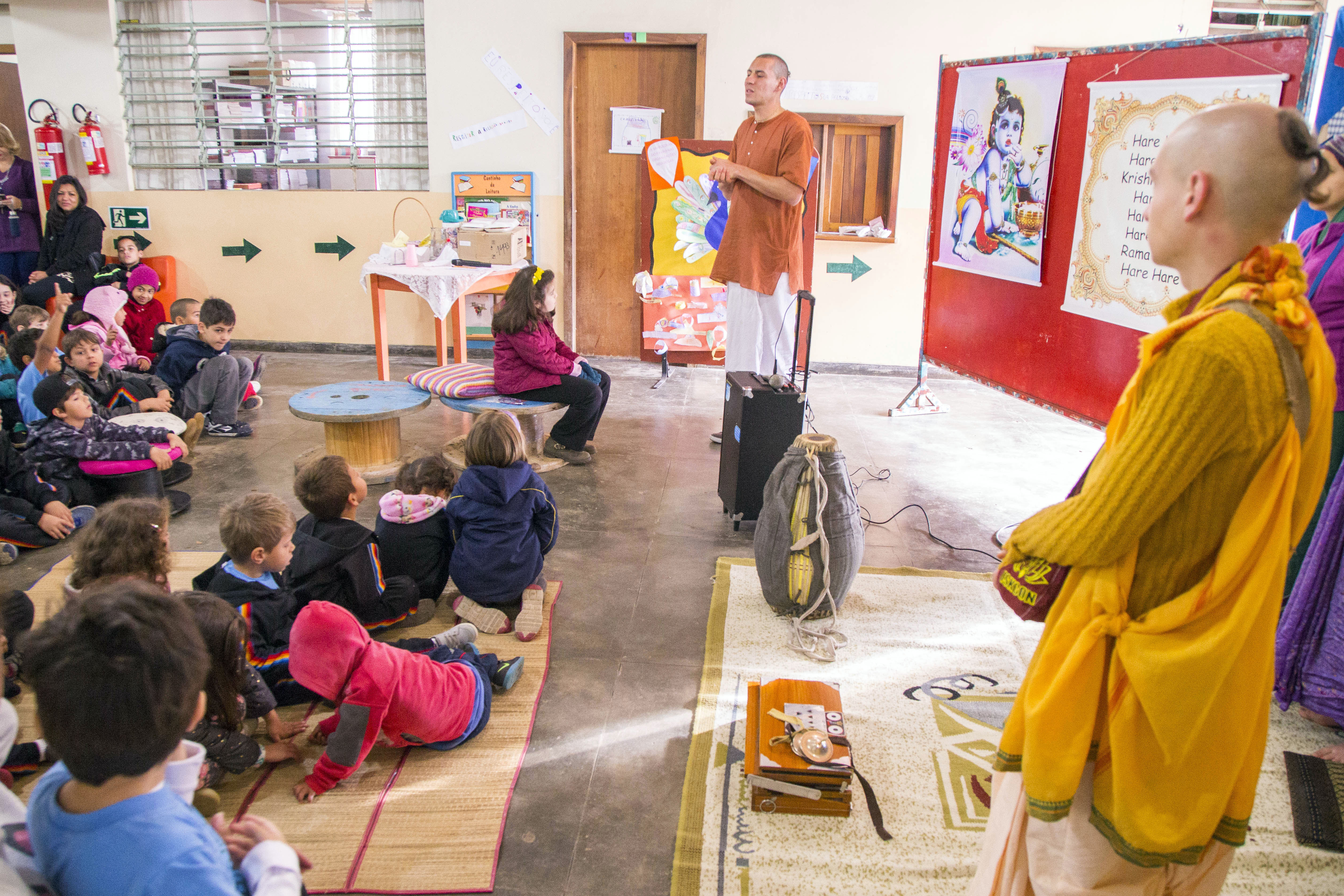 Estudantes do Mossunguê conhecem o mantra Hare Krishna