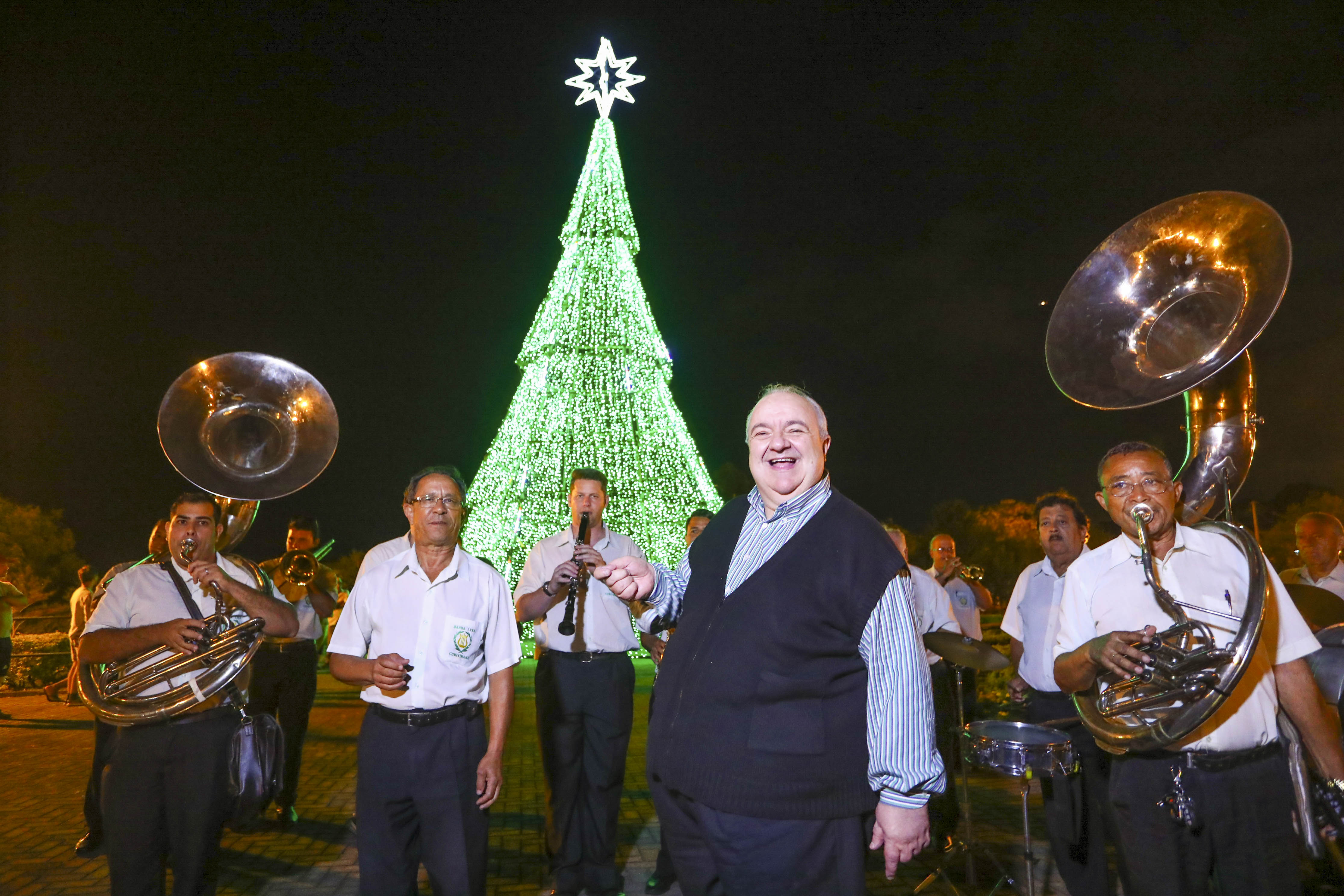 Greca acende a àrvore de Natal do Tanguá
