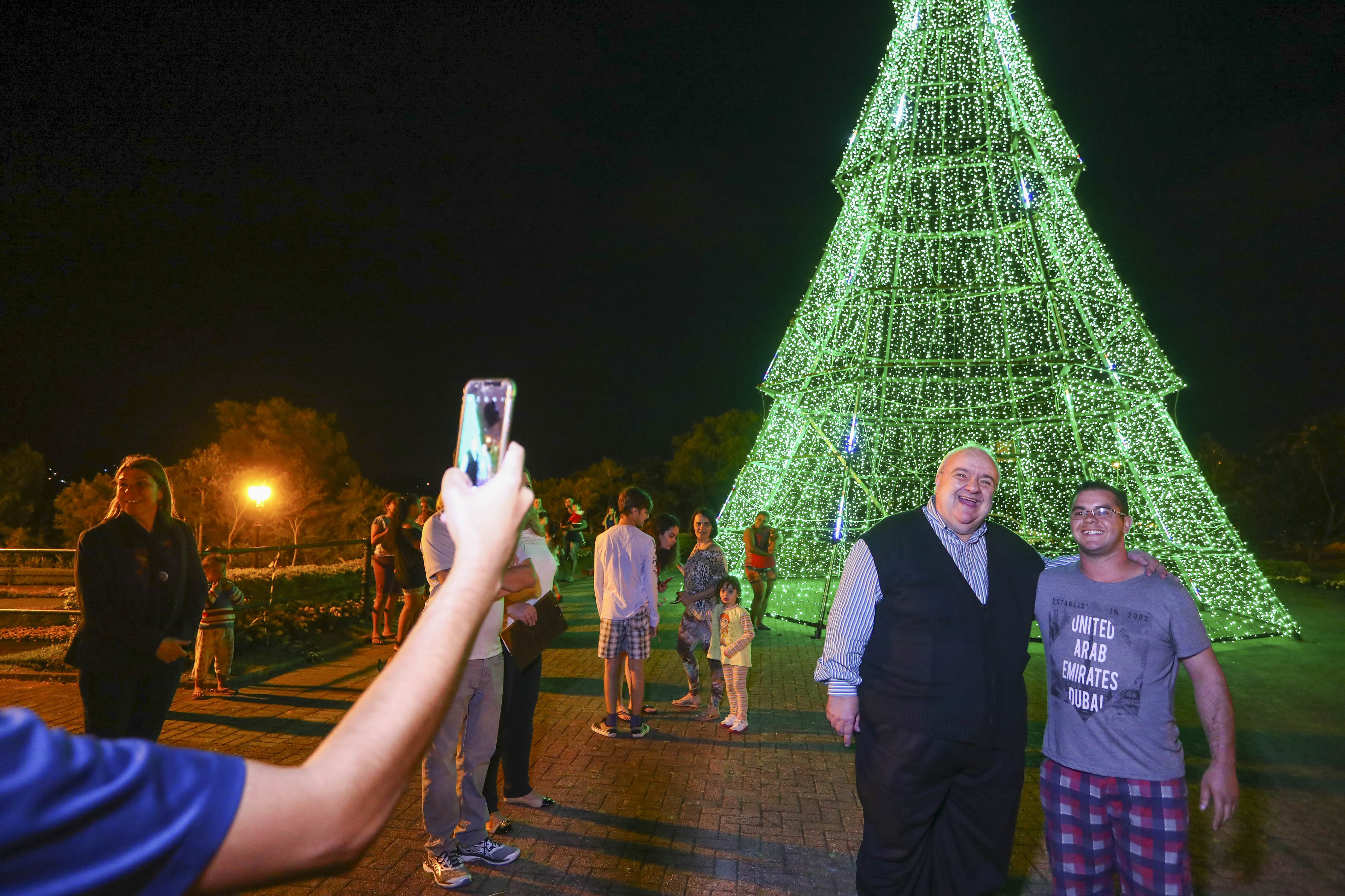 Greca acende a àrvore de Natal do Tanguá