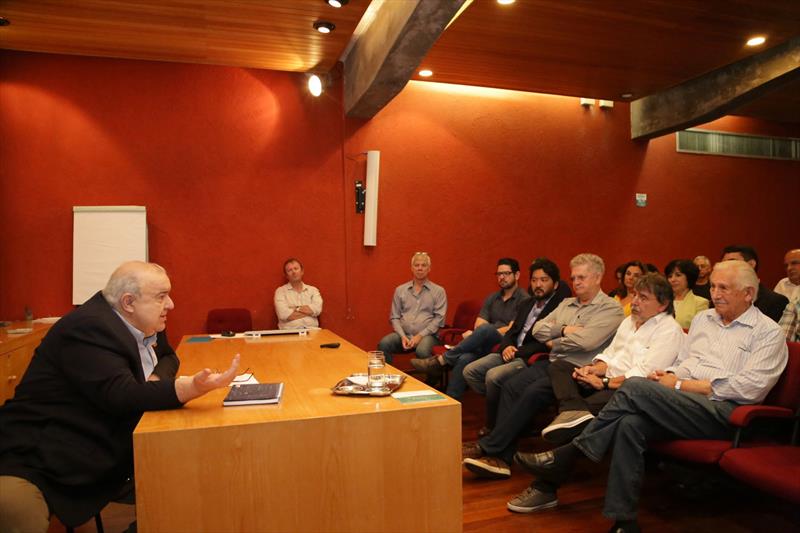 
Prefeito Rafael Greca  em reunião com equipe do IPPUC, destacou o resgate do planejamento com atenção à realidade dos bairros.
Curitiba, 19/01/2017
Foto:Joel Rocha/SMCS