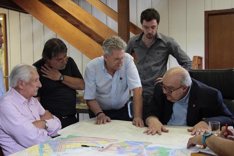Em reunião técnica no IPPUC Prefeito Rafael Greca estabeleceu como prioridades a atenção social em toda a cidade e a adequação do sistema viário e urbanização de áreas na mais nova administração regional da cidade.
Curitiba, 24/01/2017
Foto:Lucilia Guimarães/IPPUC